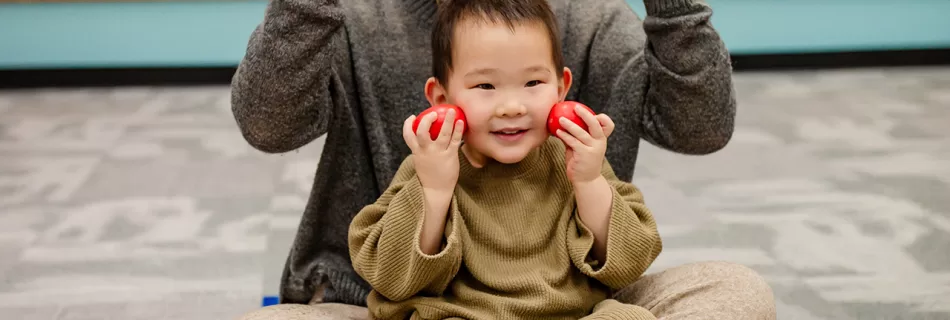 Parent and preschooler enjoying weekend music class together in Brooklyn