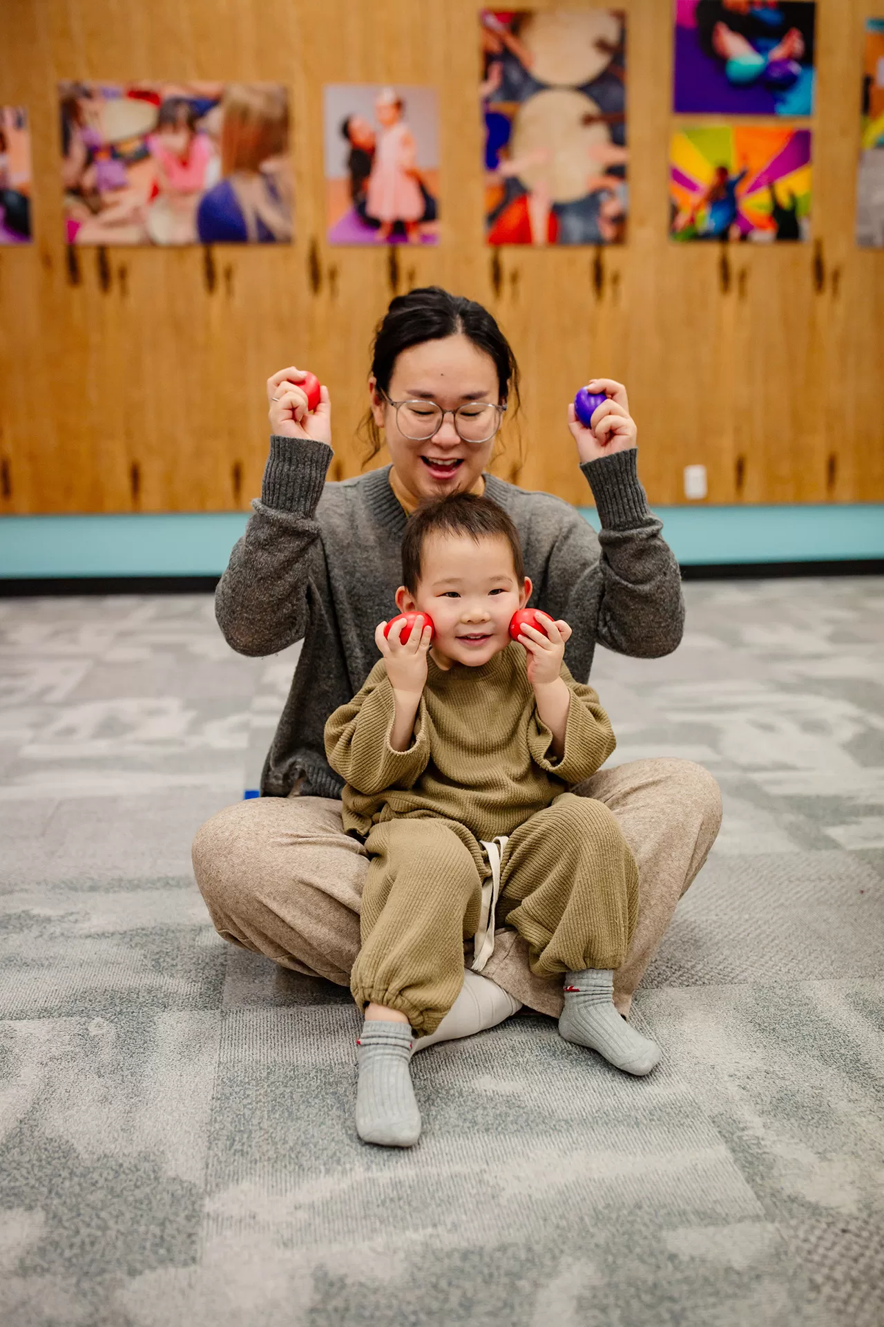 Parent and preschooler enjoying weekend music class together in Brooklyn